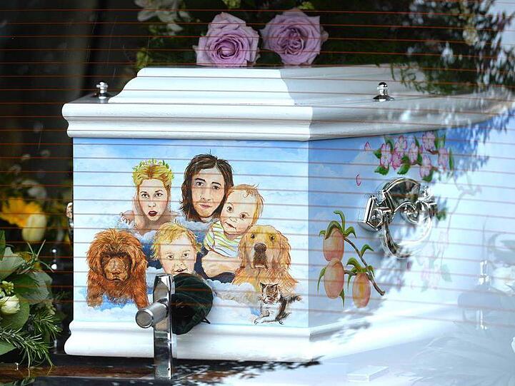 Der Sarg von Peaches Geldof auf dem Weg in die Kirche