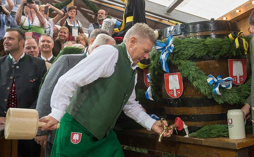Pünktlich um 12 Uhr hatte OB Dieter Reiter angezapft.