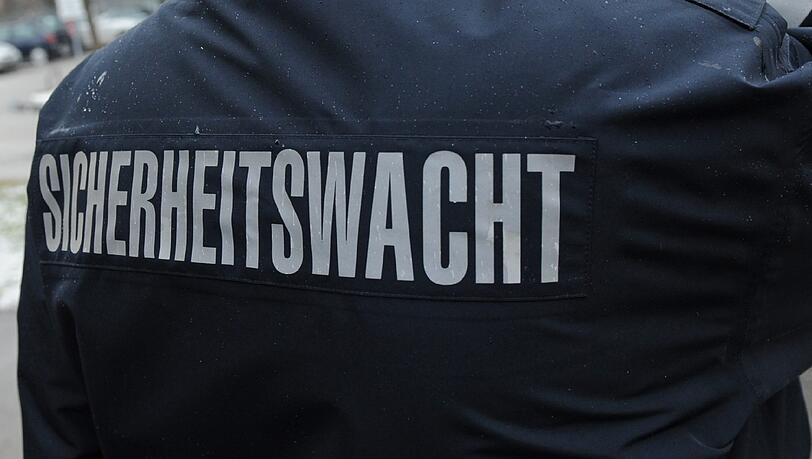 Die Sicherheitswacht darf Personalien feststellen, Platzverweise ausstellen und mutmaßliche Straftäter festhalten. Die Sicherheitswacht darf Personalien feststellen, Platzverweise ausstellen und mutmaßliche Straftäter festhalten.