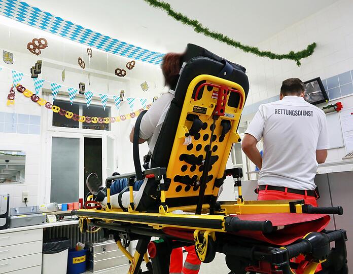 Im Aufnahmeraum hängt, passend zu den Patienten &ndash; Wiesn-Deko!