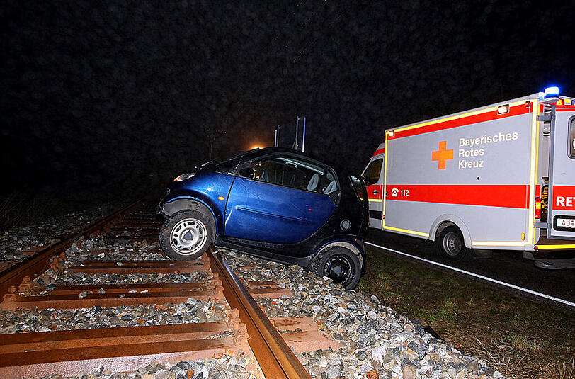 Bei einem Unfall im Berchtesgadener Land landete eine Smart-Fahrerin mit ihrem Auto auf den Bahngleisen.