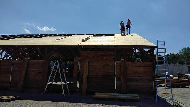 Die Bauarbeiten an der neuen VIP-Hütte schreiten zügig voran. Die Bilder vom Dienstag.