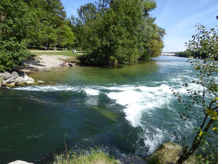 Die Eisbachmündung an der Kennedybrücke wäre grundsätzlich zum Surfen geeignet, fällt jedoch in den Zuständigkeitsbereich des Freistaats Bayern.