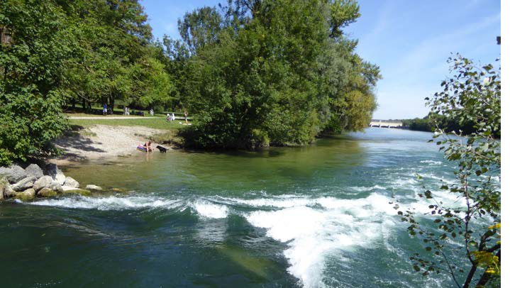 Die Eisbachmündung an der Kennedybrücke wäre grundsätzlich zum Surfen geeignet, fällt jedoch in den Zuständigkeitsbereich des Freistaats Bayern. Die Eisbachmündung an der Kennedybrücke wäre grundsätzlich zum Surfen geeignet, fällt jedoch in den Zuständigkeitsbereich des Freistaats Bayern.