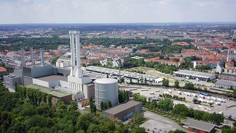 So soll das Heizkraftwerk nach dem Abriss aussehen: Der hohe Kamin ist weg; auf der Nordseite des Geländes ist die Geothermieanlage mit großem Wärmespeicher errichtet.
