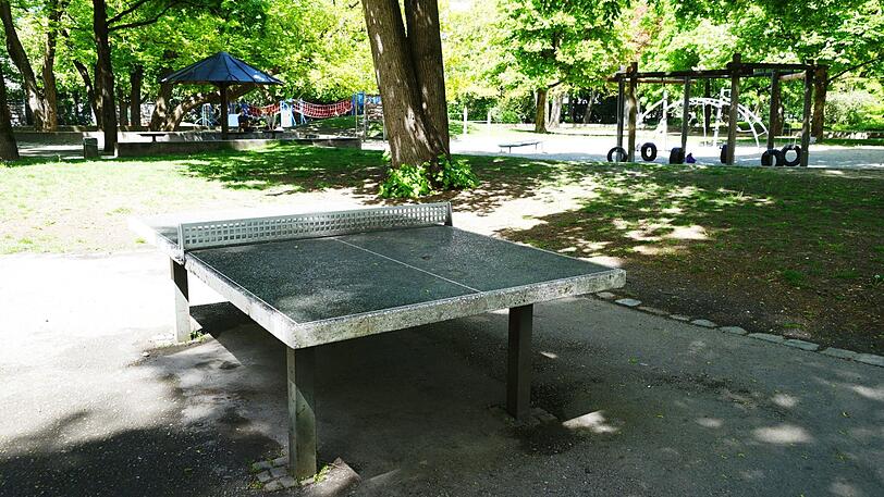 An dieser Tischtennisplatte hatte das Paar Sex. Nur wenige Meter dahinter befindet sich der Kinderspielplatz.