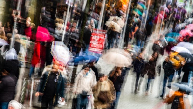 Passanten gehen mit Einkaufstüten durch die Innenstadt von Hannover. Passanten gehen mit Einkaufstüten durch die Innenstadt von Hannover.