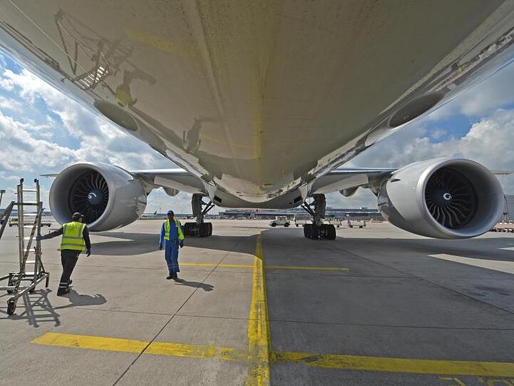 Eine Boeing 777 wird auf den Vorfeld des Frankfurter Flughafens für den nächsten Flug vorbereitet. Der Konzern hat den Zeitplan des Entwicklungsprogramms für die Variante 777-8 geändert.