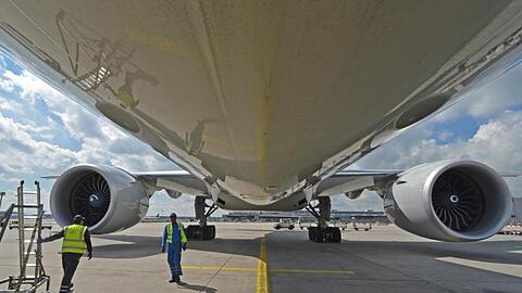 Eine Boeing 777 wird auf den Vorfeld des Frankfurter Flughafens für den nächsten Flug vorbereitet. Der Konzern hat den Zeitplan des Entwicklungsprogramms für die Variante 777-8 geändert.