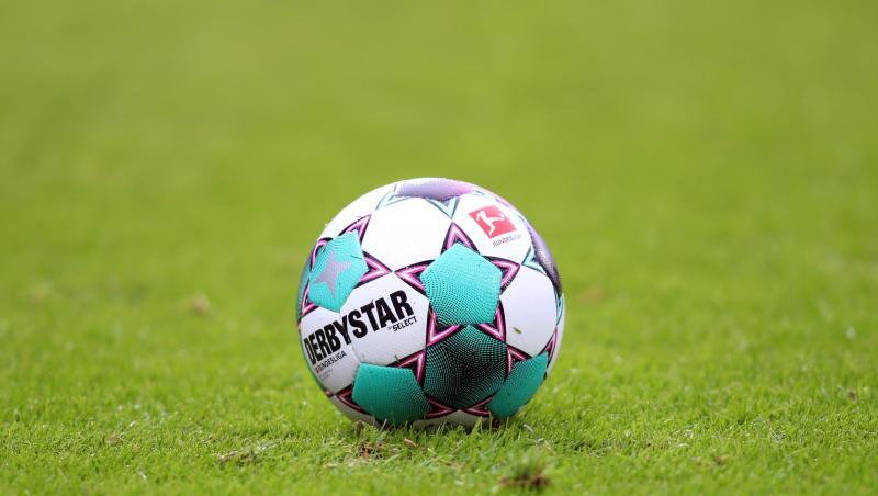 Ein Spielball liegt auf dem Rasen.