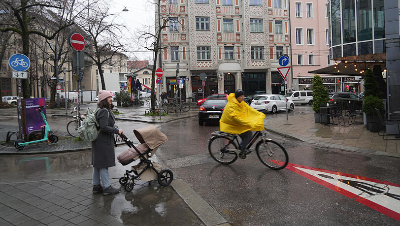 Ein Radler biegt vom Radweg rechts auf die Thalkirchner Straße und befindet sich erst mal in der Mitte der engen Straße.