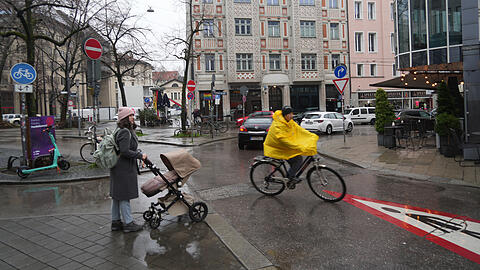 Ein Radler biegt vom Radweg rechts auf die Thalkirchner Straße und befindet sich erst mal in der Mitte der engen Straße.