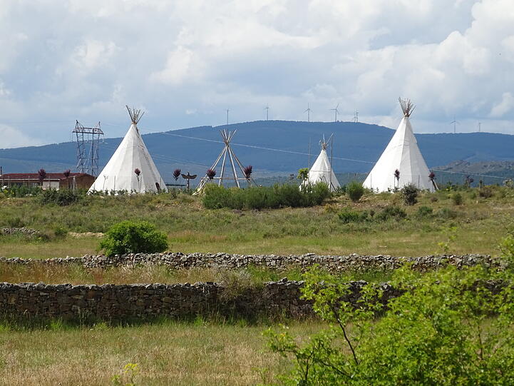 Wer möchte, kann auf dem Camino Francés auch in Tipis übernachten, wie in der Herberge "The Indian Way" in El Ganso.