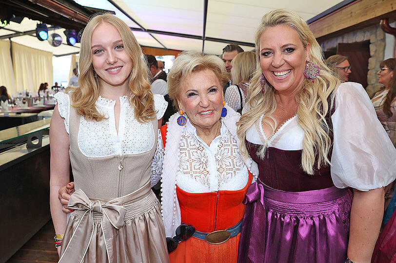 Rosi Schipflinger mit ihrer Enkeltochter Madalena (l.) und Fridel Schipflinger Lebensgefährtin Anja.
