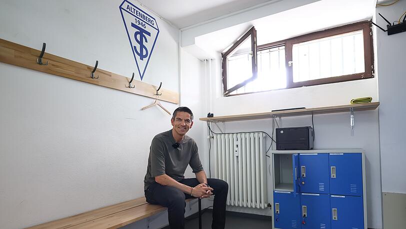 Hier hat alles angefangen: Deniz Aytekin in der Schiedsrichter-Kabine des TSV Altenberg.