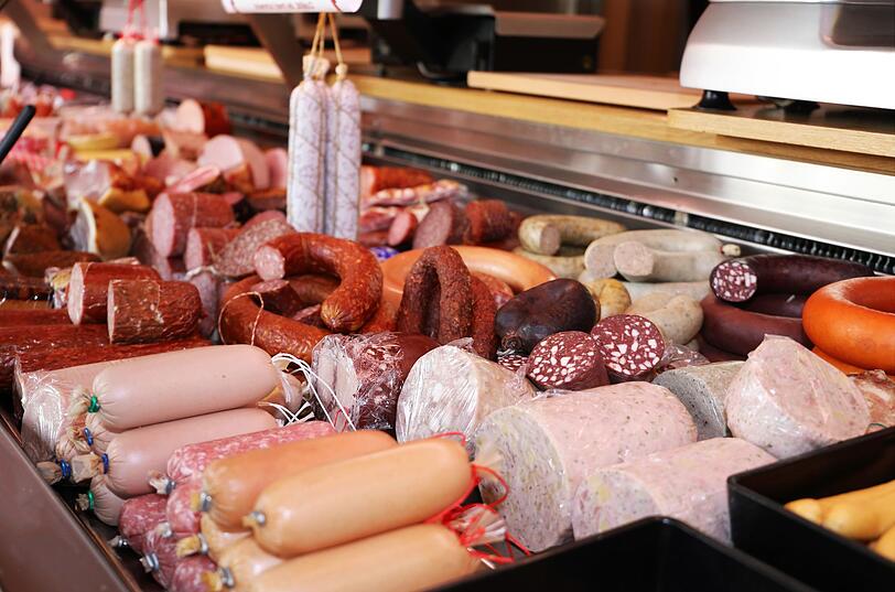 Verarbeitetes Fleisch, wie beispielsweise Wurst, Salami, Speck, Schinken oder auch Burger Patties aus Hackfleisch, weisen eine große Menge an Salz, Zucker, Konservierungs- und Zusatzstoffen sowie sehr viele gesättigte Fettsäuren auf. Diese Substanzen und Säuren lassen den LDL-Cholesterinspiegel im Körper rasant steigen und lagern sich in Form von Cholesterin an den Wänden der Blutgefäße ab. Verarbeitetes Fleisch, wie beispielsweise Wurst, Salami, Speck, Schinken oder auch Burger Patties aus Hackfleisch, weisen eine große Menge an Salz, Zucker, Konservierungs- und Zusatzstoffen sowie sehr viele gesättigte Fettsäuren auf. Diese Substanzen und Säuren lassen den LDL-Cholesterinspiegel im Körper rasant steigen und lagern sich in Form von Cholesterin an den Wänden der Blutgefäße ab.