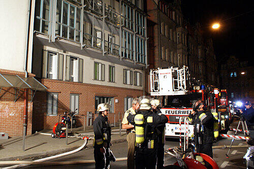 Die Feuerwehr beim Einsatz in der Knauerstraße. Hinter der Wohnungstür im dritten Stock saß der Mann in seinem Rollstuhl. Der Notarzt konnte nur noch den Tod feststellen.