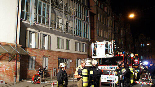Die Feuerwehr beim Einsatz in der Knauerstraße. Hinter der Wohnungstür im dritten Stock saß der Mann in seinem Rollstuhl. Der Notarzt konnte nur noch den Tod feststellen. Die Feuerwehr beim Einsatz in der Knauerstraße. Hinter der Wohnungstür im dritten Stock saß der Mann in seinem Rollstuhl. Der Notarzt konnte nur noch den Tod feststellen.