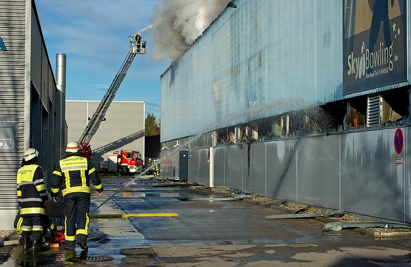 Beim Feuer in einer Bowling-Arena in Dachau rauchte es am frühen Dienstagnachmittag stark; auch ein angrenzendes Gebäude stand in Flammen.