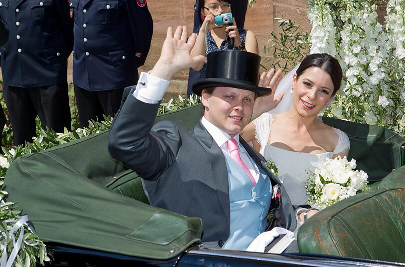 Der Sohn des Bleistiftherstellers Anton Wolfgang Graf von Faber-Castell, Charles Alexander, und seine Ehefrau Melisa Eliyesil haben am Samstag kirchlich geheiratet. Die Bilder von der Adelshochzeit!