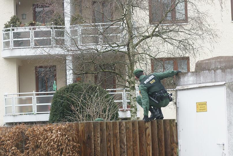Rund um das Mordhaus in der Halskestraße in Obersendling sucht die Polizei jetzt fieberhaft nach Spuren, ...