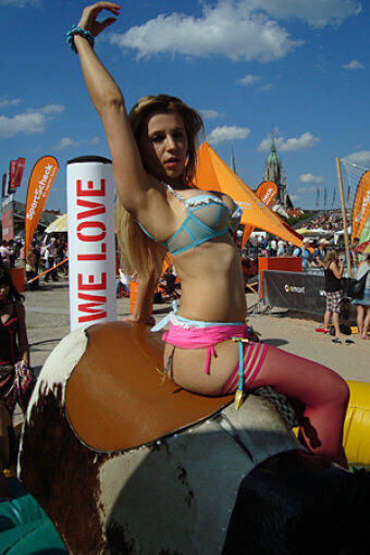 Sexy im heißen Dessous: Davorka reitet den Bullen bei den "Hot Summer Games". (2009)