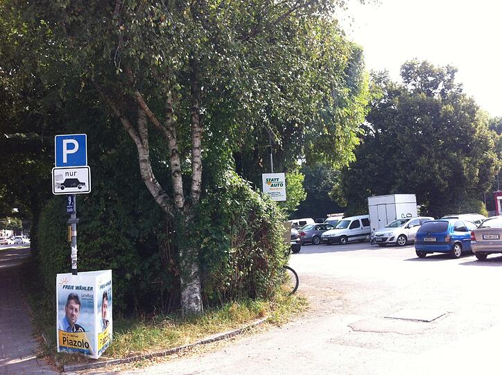 Der kostenlose Parkplatz. Vorne ist die Schönstraße, ein Stück oberhalb das 1860er-Stadion.