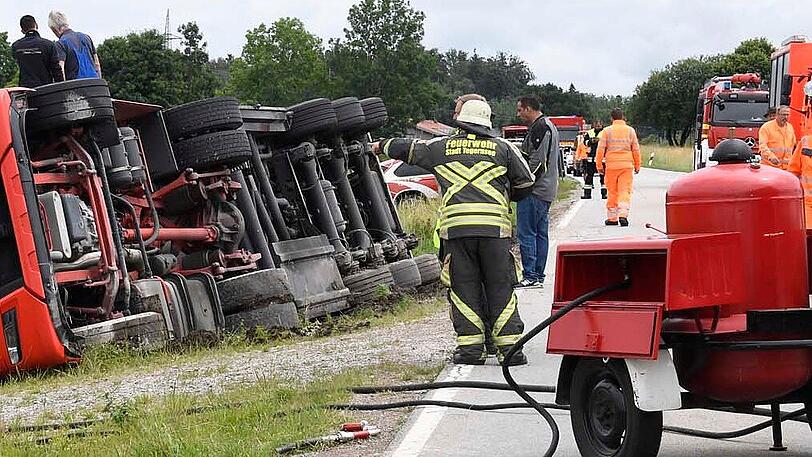 Da der umgekippte Sattelzug auf den Befüllarmaturen lag, musste eine Spezialfirma aus dem Landkreis Freising hinzugezogen werden, die sechs Stunden nach dem Unfall eintraf.