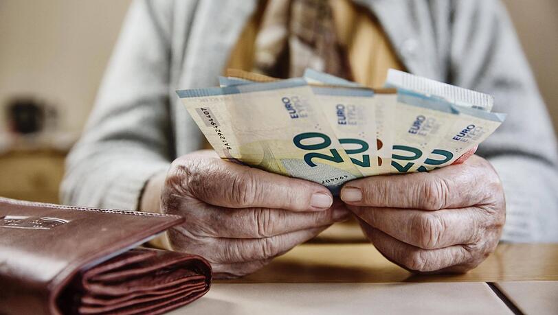 Die Seniorin wollte schon Bargeld bei ihrer Bank abheben. (Symbolbild)