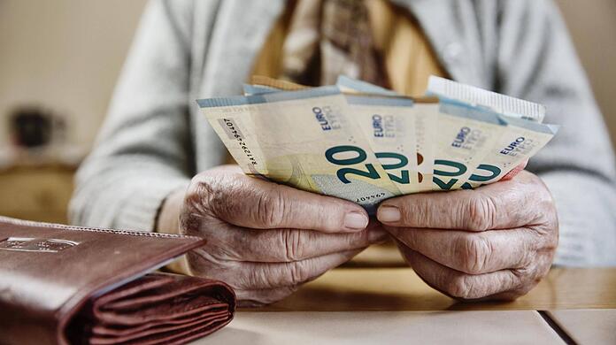 Die Seniorin wollte schon Bargeld bei ihrer Bank abheben. (Symbolbild)