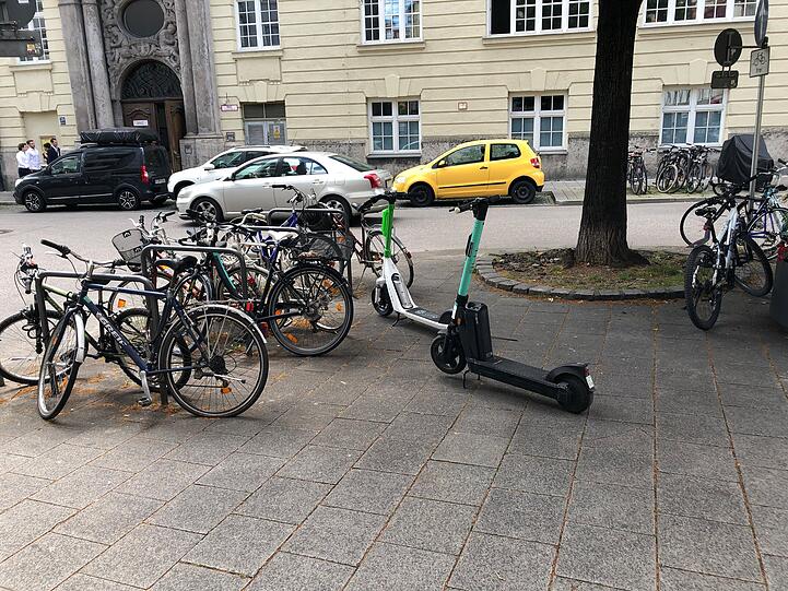Viele Nutzer scheinen ihrer E-Scooter nach der Fahrt in der Nähe von Radl-Stellflächen zu parken.