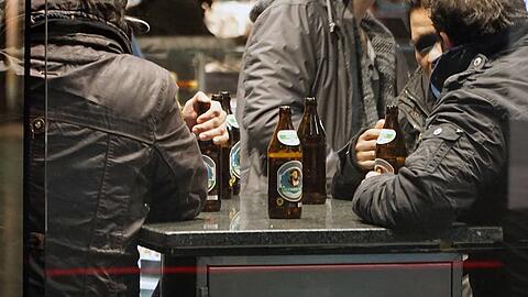 Ein Bild, das seltener geworden ist: Bier trinkende Männer im Zwischengeschoss des Hauptbahnhofs.