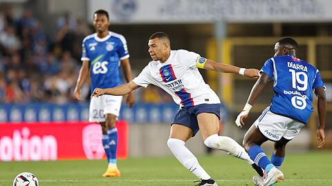 PSG um Superstar Kylian Mbappé (M.) reichte ein Remis in Straßburg.