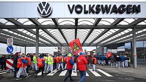 Am Zwickauer Werk versammelten sie sich zu einer Kundegebung vor dem Werkstor.