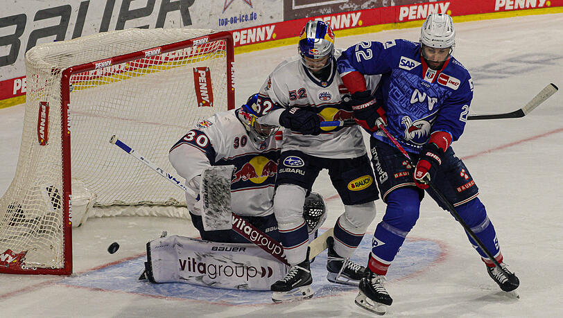 M&uuml;nchens Torh&uuml;ter und Verteidiger im Gerangel vor dem eigenen Kasten mit einem Mannheimer Angreifer &ndash; trotz aller Defensivarbeit scheidet der EHC Red Bull im Halbfinale gegen die Adler aus.