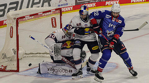M&uuml;nchens Torh&uuml;ter und Verteidiger im Gerangel vor dem eigenen Kasten mit einem Mannheimer Angreifer &ndash; trotz aller Defensivarbeit scheidet der EHC Red Bull im Halbfinale gegen die Adler aus.