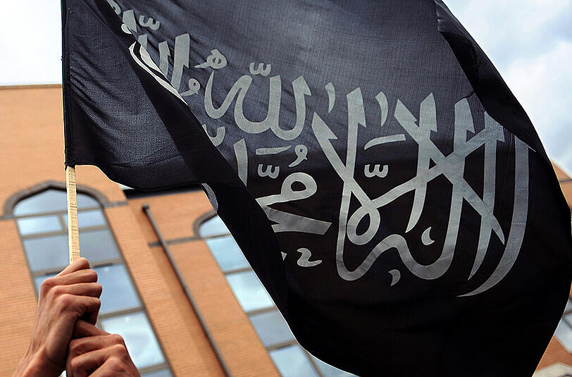 Der Attentäter soll eine Person enthauptet und dann mit einer IS-Flagge bedeckt haben.