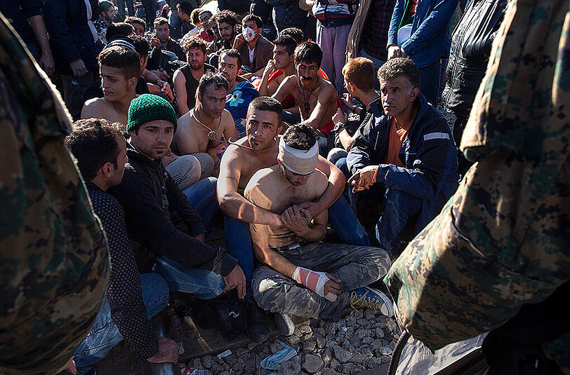 Schock-Protest am Montag an der mazedonischen Grenze bei Gevgelija. Einige Flüchtlinge nähten sich den Mund zu.