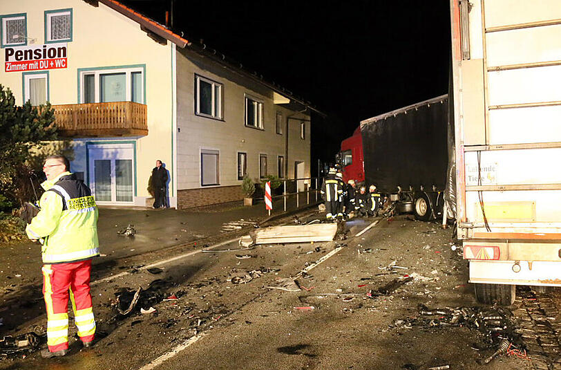 Der BMW wurde bei dem Zusammenprall mit dem Lkw regelrecht zerfetzt.