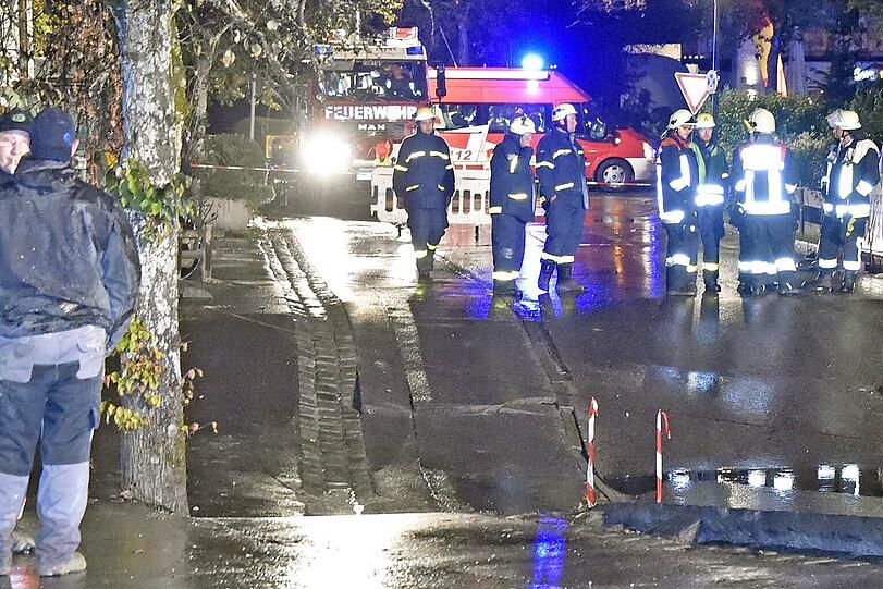 Polizei und Feuerwehr sicherten die Fahrbahnabsenkung in der Lindenstraße.