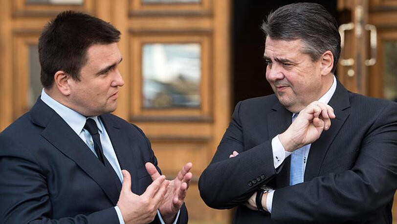 Bundesaußenminister Sigmar Gabriel und sein ukrainischer Amtskollege Pawlo Klimkin unterhalten sich in Kiew. Bundesaußenminister Sigmar Gabriel und sein ukrainischer Amtskollege Pawlo Klimkin unterhalten sich in Kiew.