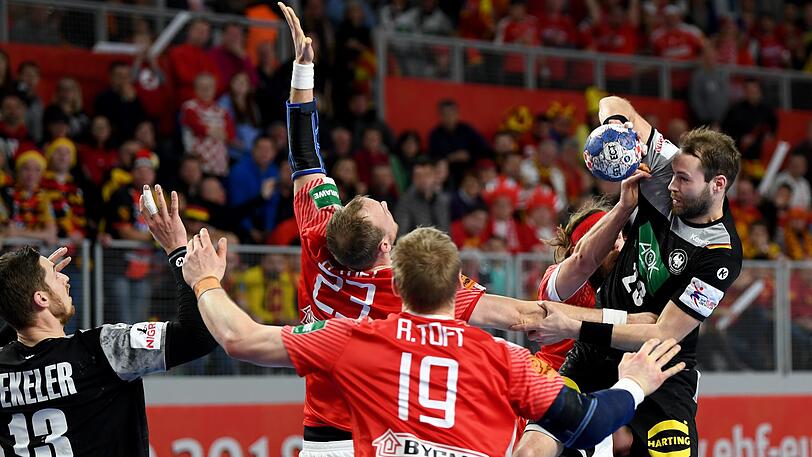 Deutschlands Steffen Fäth (r) trifft auf das dänische Bollwerk um Rene Toft Hansen (M) und Henrik Toft Hansen (2.v.l.).