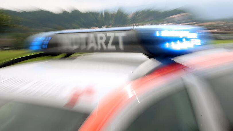 Die junge Frau wurde schwer verletzt in ein Krankenhaus gebracht.
