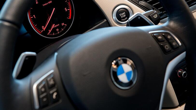 Der BMW-Fahrer ist nach dem Unfall abgehauen. Die Polizei sucht den Unfallwagen und den Fahrer.