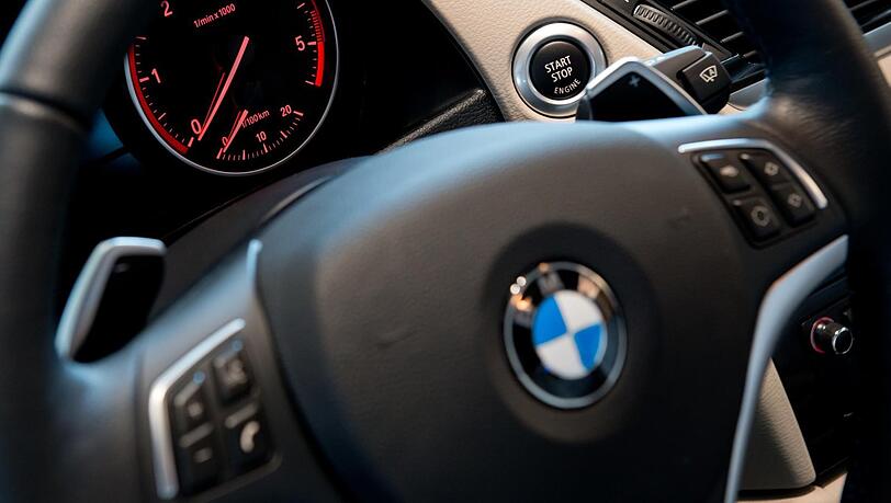 Der BMW-Fahrer ist nach dem Unfall abgehauen. Die Polizei sucht den Unfallwagen und den Fahrer. Der BMW-Fahrer ist nach dem Unfall abgehauen. Die Polizei sucht den Unfallwagen und den Fahrer.