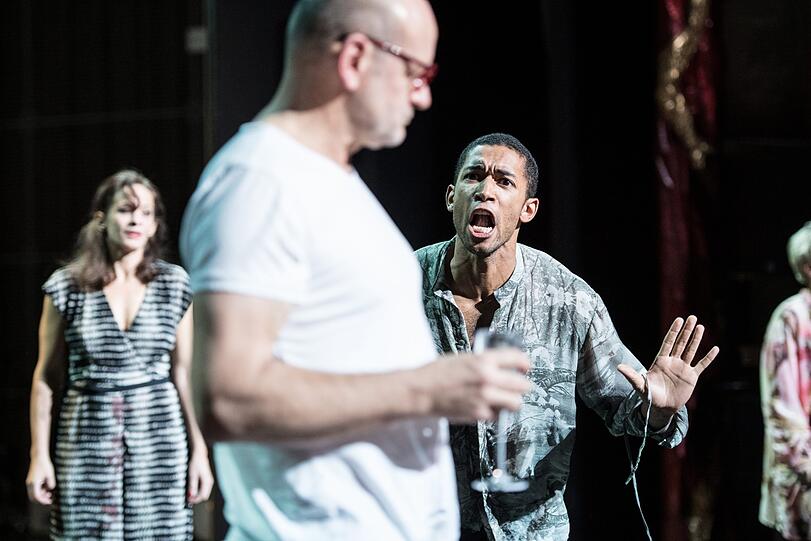 "Ein Riss geht durch die Welt" im Cuvilliéstheater.