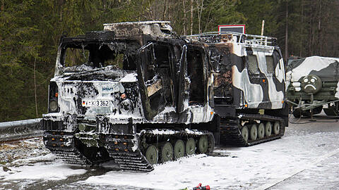 Bilder vom Feuerwehreinsatz in Bischofswiesen. Das Bundeswehr-Fahrzeug brannte komplett aus.