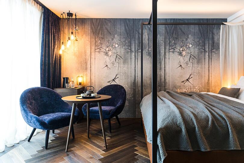 Das Natur-Designhotel SILENA im Hochtal Vals liegt unmittelbar an einer Langlaufloipe und nahe der Talstation. Neu eröffnet im Dezember 2017 bietet das stylishe Haus mit Feng Shui inspirierter Architektur eine Auszeit für Genießer und Entdecker.