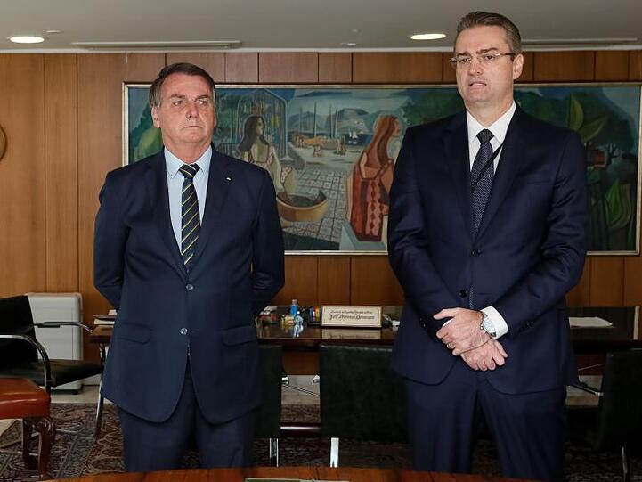 Präsident Jair Bolsonaro nimmt an der Zeremonie zur Ernennung von Rolando de Souza (r) als neuem Chef der Bundespolizei teil.