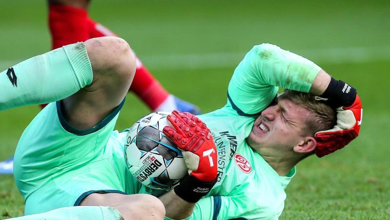 Torwart Robin Zentner von Mainz 05 hält sich nach einem Zusammenstoß den Kopf. Torwart Robin Zentner von Mainz 05 hält sich nach einem Zusammenstoß den Kopf.